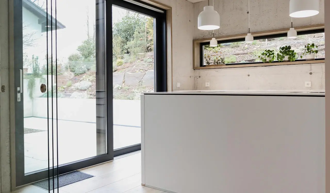 Küchenblock mit Glasschiebetür und Blick in den Garten